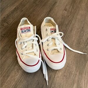 Women’s Converse All Star • Size 6 •